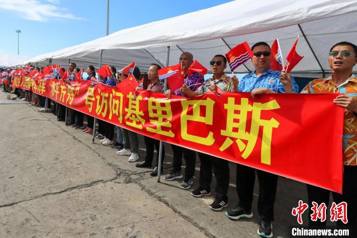 華僑華人、中資機構等拉起橫幅，歡迎“和平方舟”號醫(yī)院船來訪。　徐巍 攝