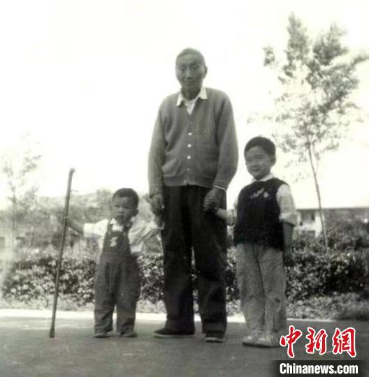 陳望道與幼年的陳曉帆(左)、陳曉帆的哥哥一起合影?！￡悤苑﹫D