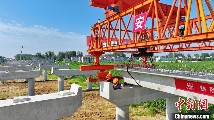 長25米重80噸的箱梁平穩(wěn)、精準(zhǔn)地落在S314分離式立交橋25號和26號墩上?！⒂癫?攝
