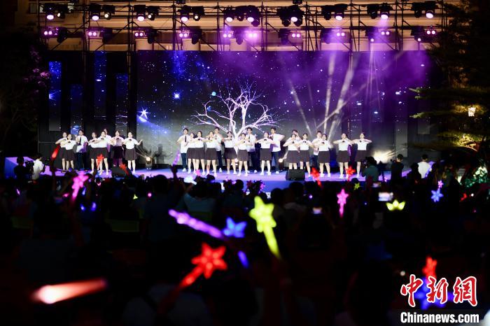 合唱表演《夜空中最亮的星》?！⊥鯑|明 攝