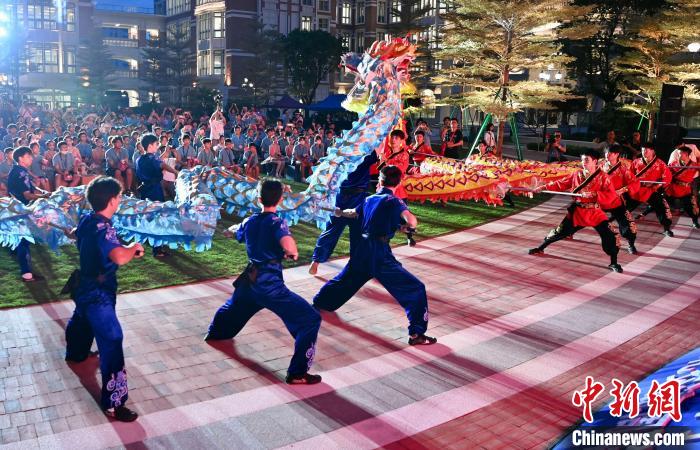 兩岸青少年同臺(tái)呈現(xiàn)龍獅表演?！⊥鯑|明 攝