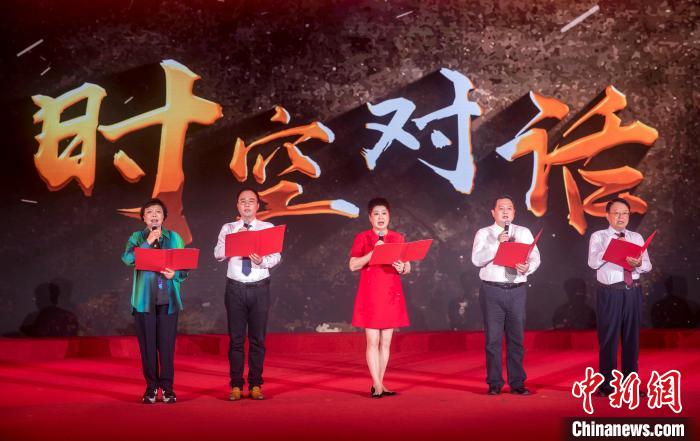 陶侃與陳望道之孫陳曉帆、顏福慶之孫顏志淵、榮毅仁侄女榮智豐深情朗誦《與統(tǒng)戰(zhàn)先輩的時(shí)空對(duì)話》?！堦?攝