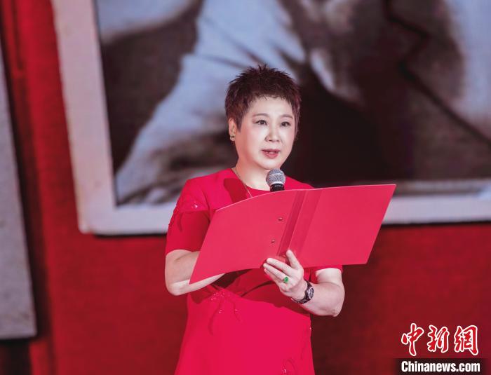 7月16日，榮智豐在2023年上海統(tǒng)戰(zhàn)文化周開(kāi)幕活動(dòng)中朗誦《與統(tǒng)戰(zhàn)先輩的時(shí)空對(duì)話》?！堦?攝