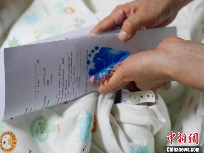 醫(yī)護(hù)人員為新生兒留下腳印。　劉偉 攝