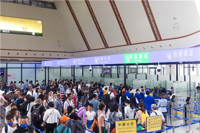 7月22日，乘坐中老鐵路國際旅客列車的旅客在磨憨邊檢大廳排隊候檢。衛(wèi)海林 攝