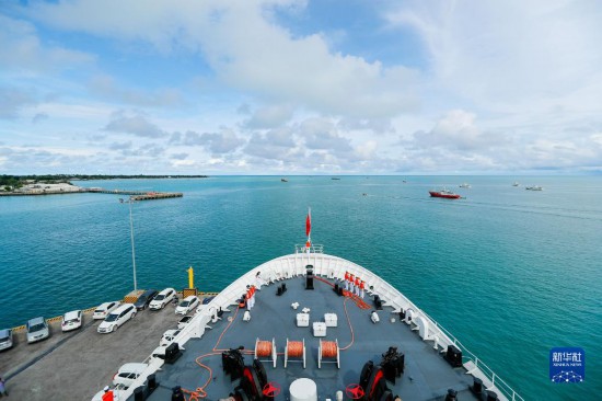 7月22日，中國海軍“和平方舟”號醫(yī)院船駛離基里巴斯首都塔拉瓦。當(dāng)?shù)貢r間22日上午10時，執(zhí)行“和諧使命-2023”任務(wù)的中國海軍“和平方舟”號醫(yī)院船圓滿結(jié)束對基里巴斯的首次訪問，駛離基里巴斯首都塔拉瓦，前往本次任務(wù)的第二站湯加努庫阿洛法港。新華社發(fā)（黎宇 攝）
