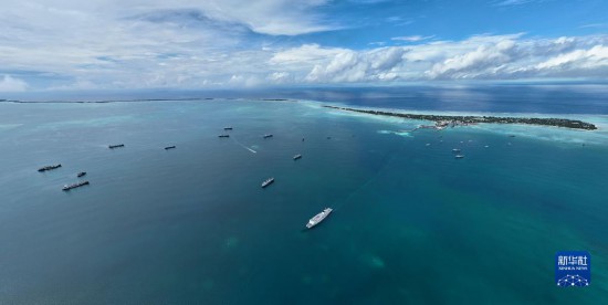 7月22日，中國海軍“和平方舟”號醫(yī)院船結(jié)束基里巴斯訪問，駛離塔拉瓦港。新華社發(fā)（桂江波 攝）