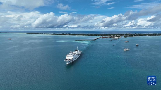 7月22日，中國海軍“和平方舟”號醫(yī)院船結(jié)束基里巴斯訪問，駛離塔拉瓦港。新華社發(fā)（桂江波 攝）