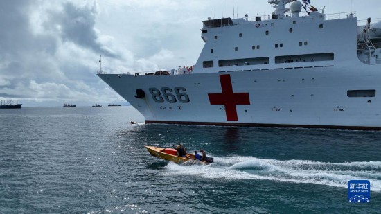 7月22日，中國海軍“和平方舟”號醫(yī)院船駛離塔拉瓦港途中，基里巴斯當(dāng)?shù)孛癖婑{船揮手告別。新華社發(fā)（桂江波 攝）