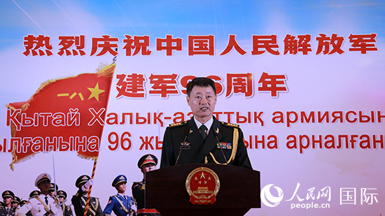 國防武官胡德君大校發(fā)表致辭。人民網(wǎng)記者 李強攝