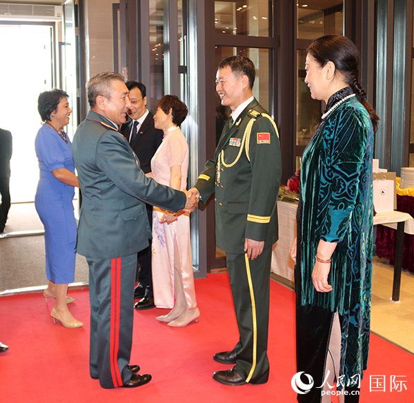 國防武官胡德君大校迎接賓客。人民網(wǎng)記者李強攝