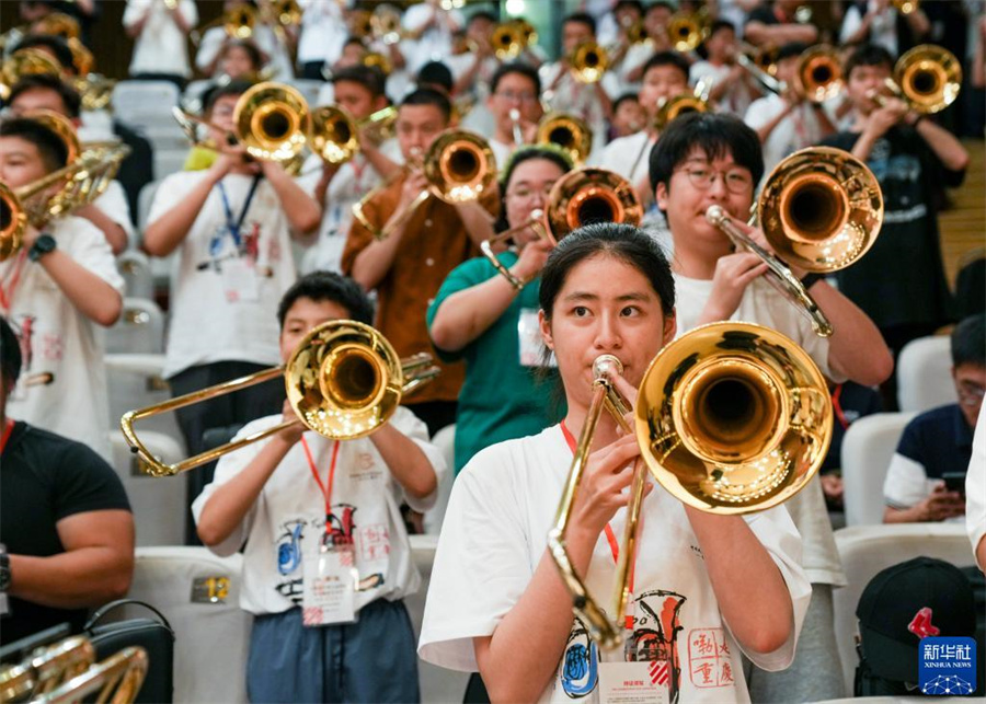 8月1日，在第九屆中國國際低音銅管藝術(shù)節(jié)的一場公益大師課上，低音銅管樂器愛好者在練習(xí)長號。新華社記者 劉潺 攝