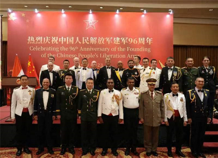 圖為徐勝武官與參加招待會(huì)的各國武官、武官處代表合影。中國駐印度尼西亞使館供圖