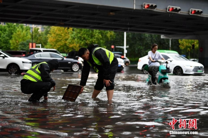 7月30日，河北省持續(xù)發(fā)布暴雨紅色預(yù)警信號。受今年第5號臺風(fēng)“杜蘇芮”殘余環(huán)流影響，7月28日以來，地處華北地區(qū)的河北省大部出現(xiàn)降雨。30日17時(shí)，該省氣象臺發(fā)布當(dāng)日第三次暴雨紅色預(yù)警信號。石家莊市城區(qū)不少區(qū)域積水嚴(yán)重，城管、環(huán)衛(wèi)、園林、市政等部門緊急出動(dòng)，聯(lián)合疏堵保暢，筑牢防汛安全屏障。圖為石家莊裕華區(qū)城管局防汛隊(duì)員對沿街收水井進(jìn)行雜物清理，以保證排水暢通。翟羽佳 攝