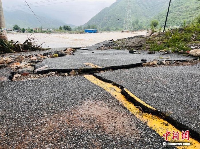 受臺風(fēng)“杜蘇芮”影響，7月29日至8月1日，河北省淶水縣普降暴雨，持續(xù)強(qiáng)降雨和強(qiáng)風(fēng)天氣引發(fā)洪水險情。連日來，當(dāng)?shù)亟M織數(shù)千人搶險救援隊伍，集中力量加快排水、清理路面、救援拋錨車輛、搶修倒伏電線桿等工作。8月1日，方便面、飲用水、火腿腸、面包等首批調(diào)撥救災(zāi)物資送抵救災(zāi)一線，并于當(dāng)天發(fā)放到受災(zāi)群眾手中。目前，淶水縣受損交通、電力、通信等基礎(chǔ)設(shè)施正在加緊搶修，山區(qū)受困人員已分批轉(zhuǎn)移，各項(xiàng)搶險救災(zāi)工作正在有序進(jìn)行中。圖為淶水縣婁村鎮(zhèn)南安莊村被洪水沖毀的路面。(文/呂子豪 楊猛)李金璐 攝