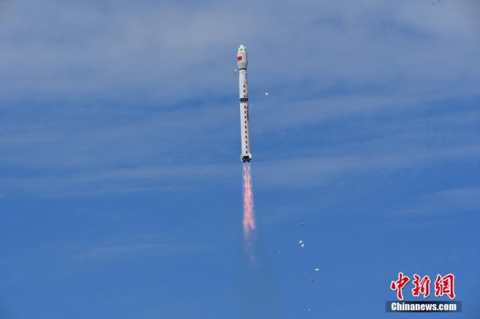 8月3日11時47分，中國在酒泉衛(wèi)星發(fā)射中心用長征四號丙遙四十四運載火箭，成功發(fā)射風(fēng)云三號06星，衛(wèi)星順利進入預(yù)定軌道，任務(wù)取得圓滿成功。該衛(wèi)星將接替在軌超期服役的風(fēng)云三號C星，探測數(shù)據(jù)主要用于天氣預(yù)報、大氣化學(xué)和氣候變化監(jiān)測業(yè)務(wù)及研究。汪江波 攝