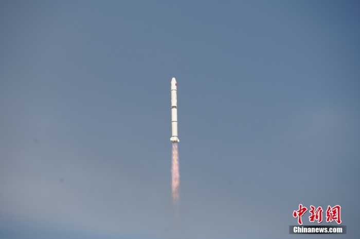 北京時(shí)間2023年8月9日6時(shí)53分，我國(guó)在太原衛(wèi)星發(fā)射中心使用長(zhǎng)征二號(hào)丙運(yùn)載火箭，成功將環(huán)境減災(zāi)二號(hào)06星發(fā)射升空，衛(wèi)星順利送入預(yù)定軌道，發(fā)射任務(wù)獲得圓滿成功。此次任務(wù)是長(zhǎng)征系列運(yùn)載火箭第482次飛行。馮陽(yáng) 攝