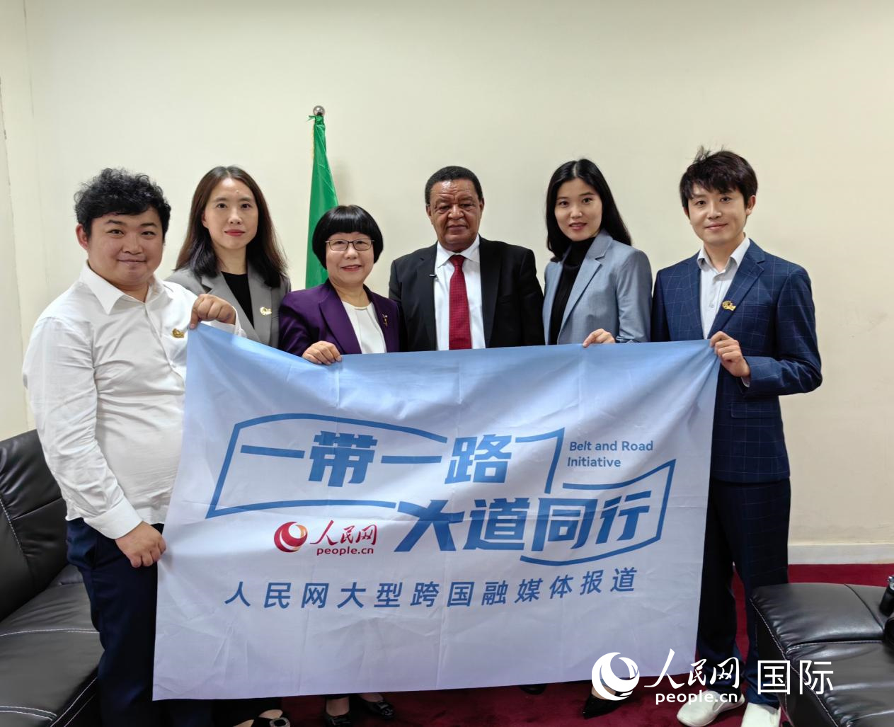 穆拉圖·特肖梅與人民網(wǎng)記者合影。
