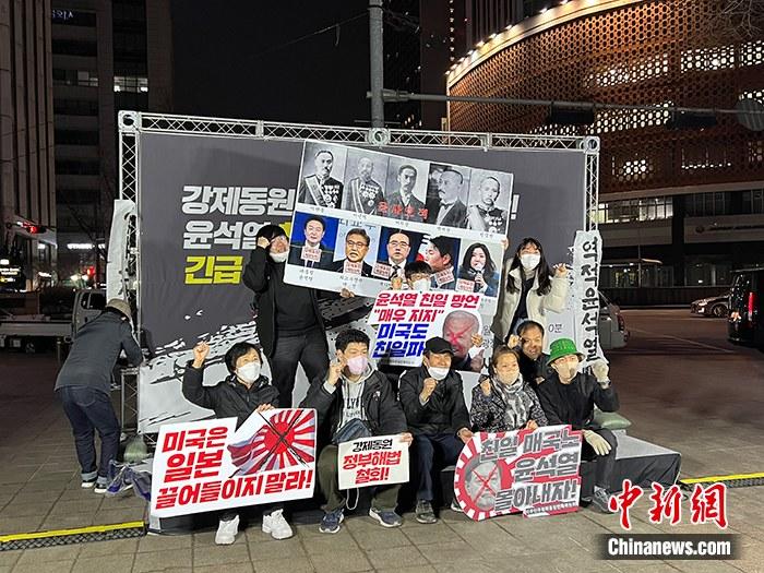 資料圖：韓國公民團(tuán)體聯(lián)盟在首爾廣場舉行燭光守夜活動。