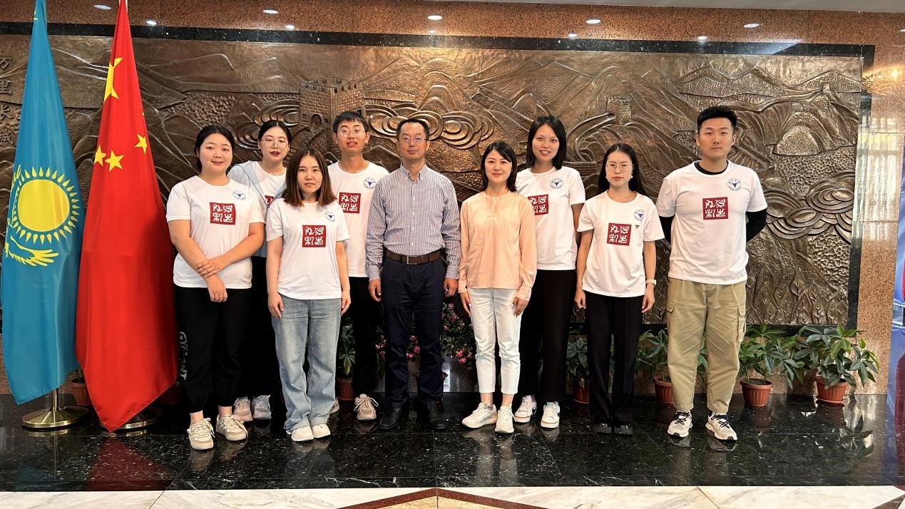 浙江大學實踐團拜訪中國駐阿拉木圖總領館。浙江大學供圖