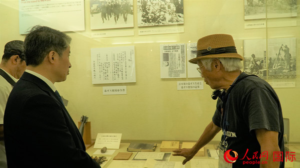 毒氣島歷史研究所事務(wù)局長(zhǎng)山內(nèi)正之在毒氣資料館為大家介紹日軍發(fā)動(dòng)毒氣戰(zhàn)的罪證。人民網(wǎng) 蔣曉辰攝
