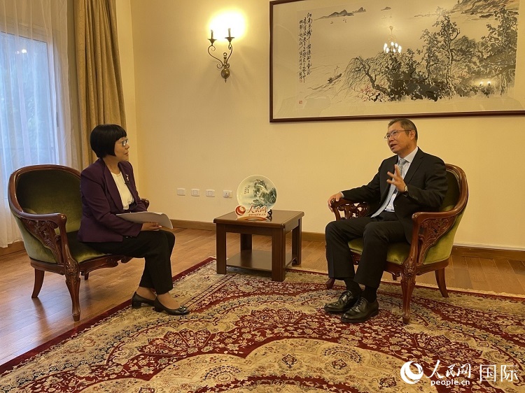 胡長春大使（圖右）接受人民網(wǎng)記者唐維紅采訪。人民網(wǎng)記者 趙艷紅攝
