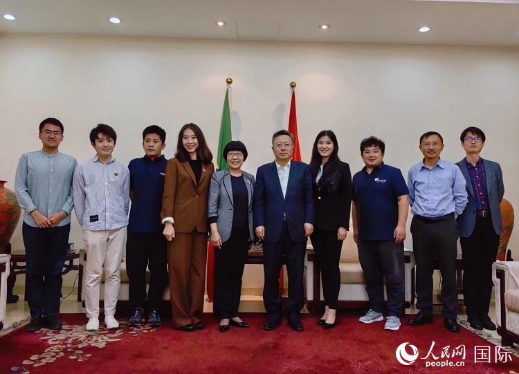 趙志遠(yuǎn)大使（右五）、使館工作人員與人民網(wǎng)記者合影。