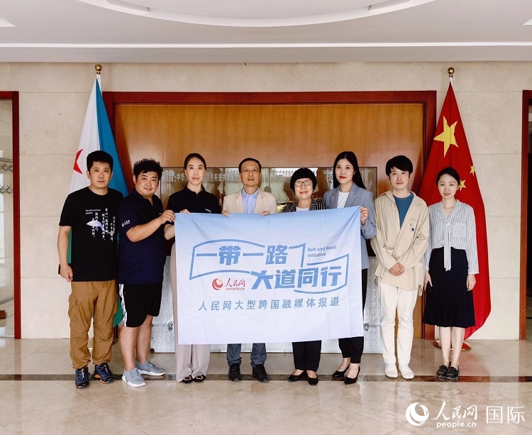 胡斌大使（左四）、使館工作人員與人民網(wǎng)記者合影。