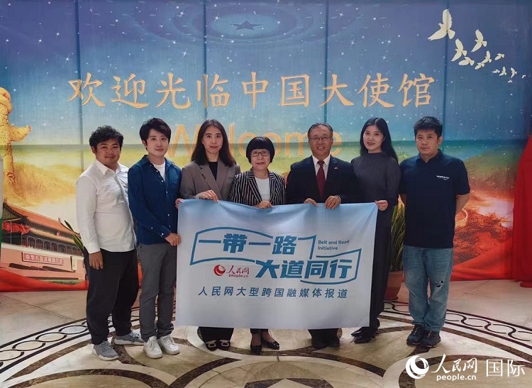 崔建春大使（右三）與人民網(wǎng)記者合影。