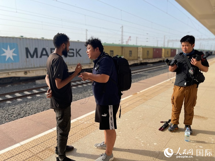亞吉鐵路吉布提線工作人員介紹列車運營情況。人民網(wǎng)記者 趙艷紅攝