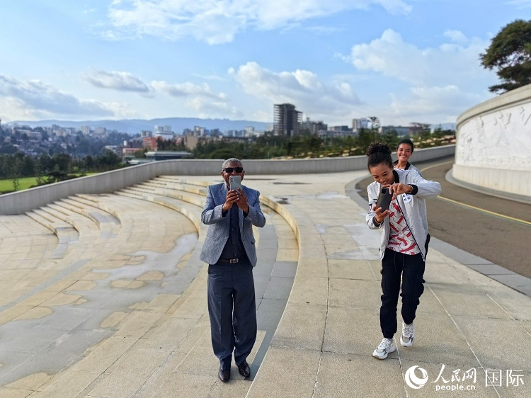 亞的斯亞貝巴友誼廣場的游客與人民網(wǎng)記者互動。人民網(wǎng)記者 陳星星攝