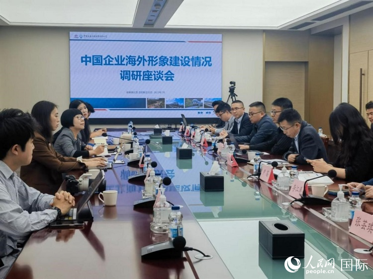 埃塞俄比亞中國商會企業(yè)代表與人民網(wǎng)記者座談。人民網(wǎng)記者 劉寧攝