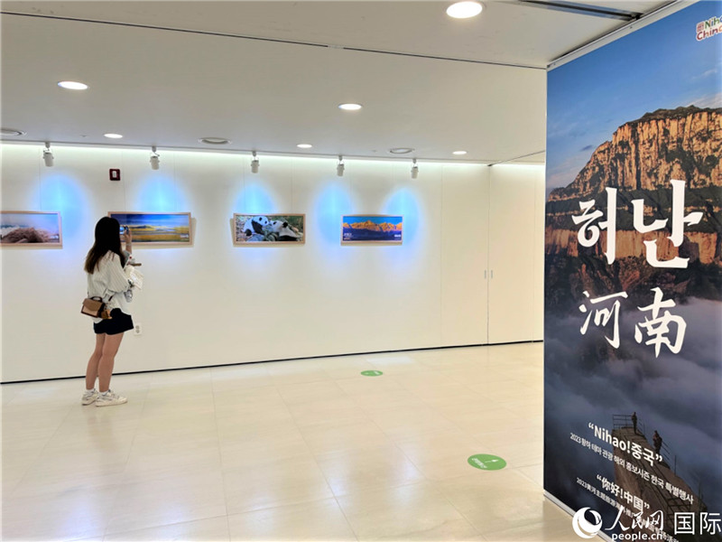2.民眾參觀“看九曲黃河 聽華夏故事”主題展。人民網(wǎng)記者 馬菲攝