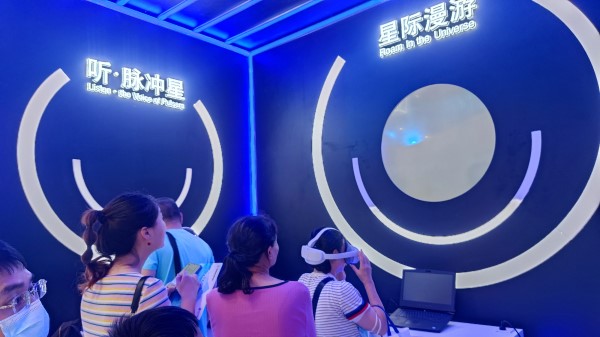 9月2日，貴州展館里觀眾排隊(duì)體驗(yàn)VR。受訪者供圖