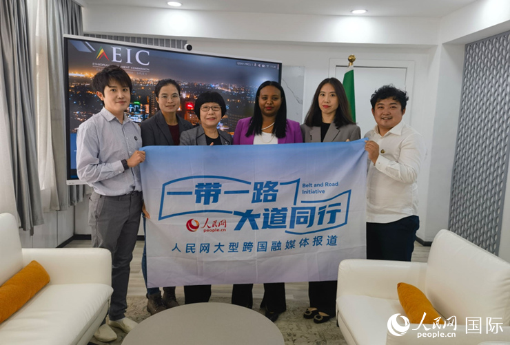 萊利斯（右三）、埃塞投資委中國(guó)投資顧問(wèn)萬(wàn)巧云（左二）與人民網(wǎng)記者合影。