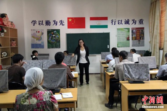2014年，塔吉克斯坦國立民族大學的孔子學院內(nèi)，教師正在為塔吉克斯坦學生授課。田冰 攝