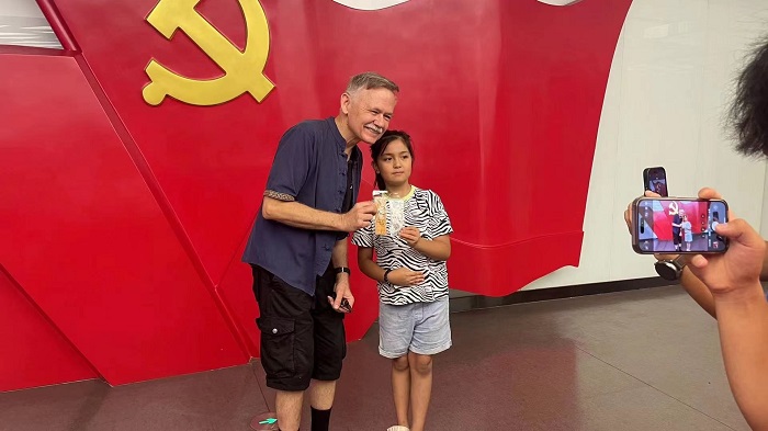 潘維廉和志愿講解員紀(jì)念合影。主辦方供圖