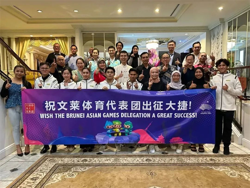 肖建國大使同參加歡送儀式的文方嘉賓、代表團成員等合影留念。圖片由使館提供