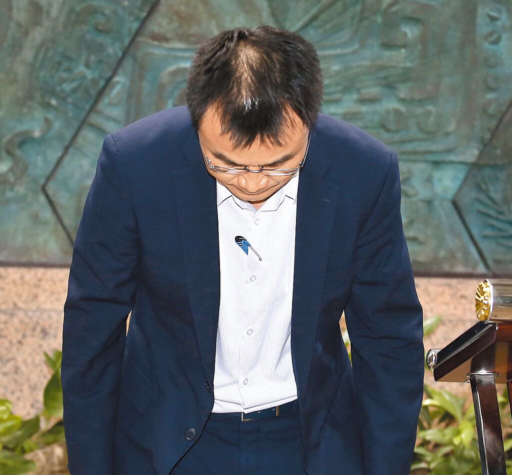臺農(nóng)業(yè)部門負責人陳吉仲19日傍晚舉行記者會說明項目進口雞蛋議題，當日晚間8點在臉書上宣布辭職。 圖片來源：臺灣“中時新聞網(wǎng)”