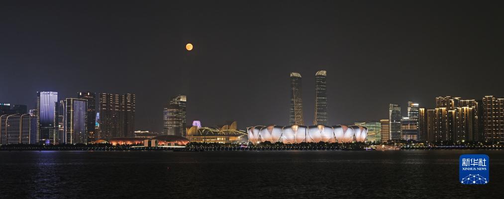 這是9月29日在杭州拍攝的杭州奧體中心體育場和滿月。新華社發(fā)（李忠攝）
