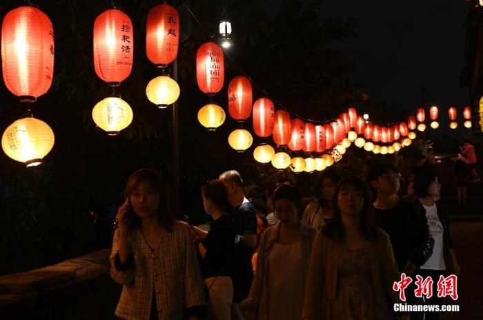 圖為游客夜游山城巷感受山城獨特魅力。<a target='_blank' href='/' ><p  align=
