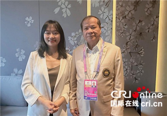 　　△柬埔寨國家奧委會主席、柬埔寨亞運(yùn)代表團(tuán)團(tuán)長唐坤（右）接受記者采訪