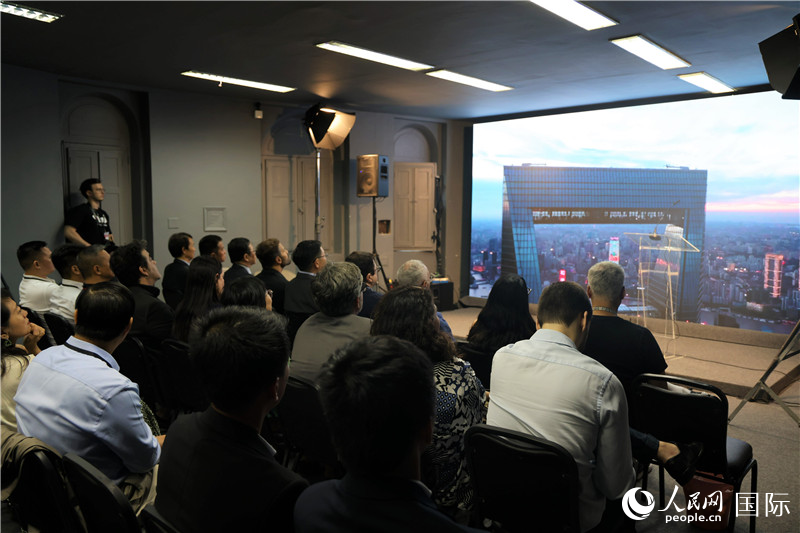與會嘉賓在現(xiàn)場觀看“中國影視作品展播季”活動宣傳片。人民網(wǎng)記者 時元皓攝