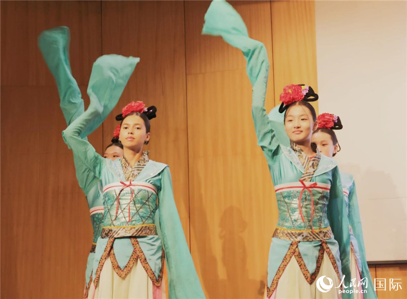兩國(guó)文化志愿者共同表演中國(guó)傳統(tǒng)舞蹈。人民網(wǎng)記者 陳海琪攝