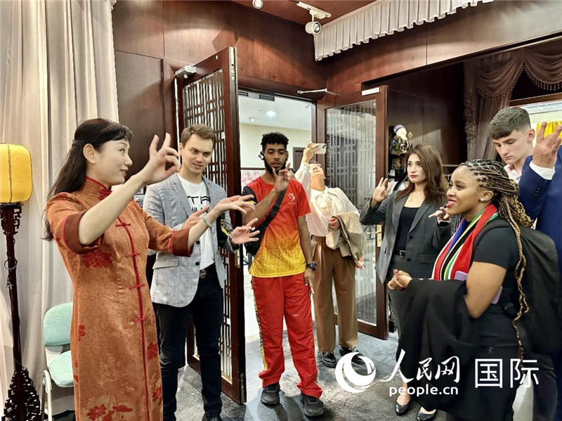 國(guó)際民間人士代表團(tuán)參觀古北市民中心昆曲教室。人民網(wǎng)記者 周雨攝