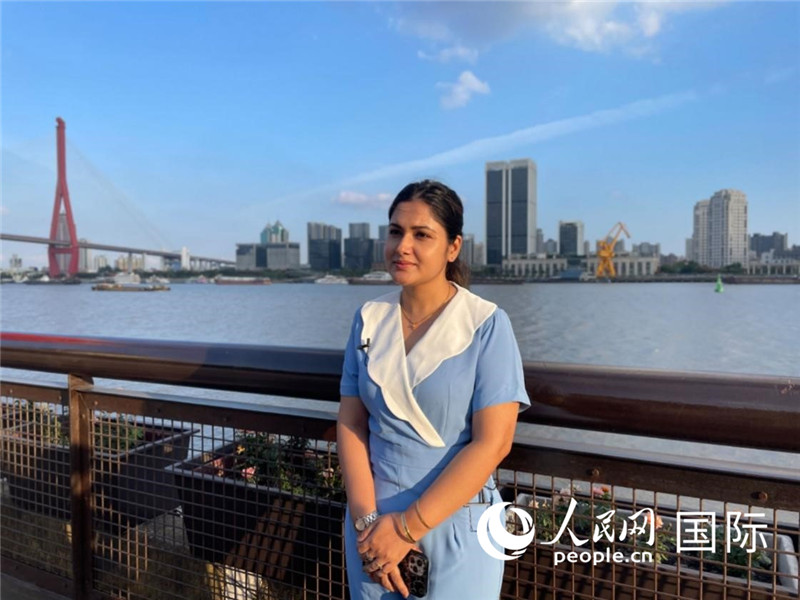 孟加拉國(guó)Channel24電視頻道主持人伊斯拉特·阿敏在上海市楊浦濱江接受采訪。 人民網(wǎng)記者 張榮攝