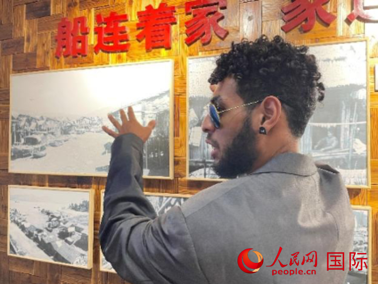 巴布亞新幾內(nèi)亞乒乓球國家隊(duì)隊(duì)員羅伊在福建省寧德市下歧村參觀。人民網(wǎng)記者 張榮攝