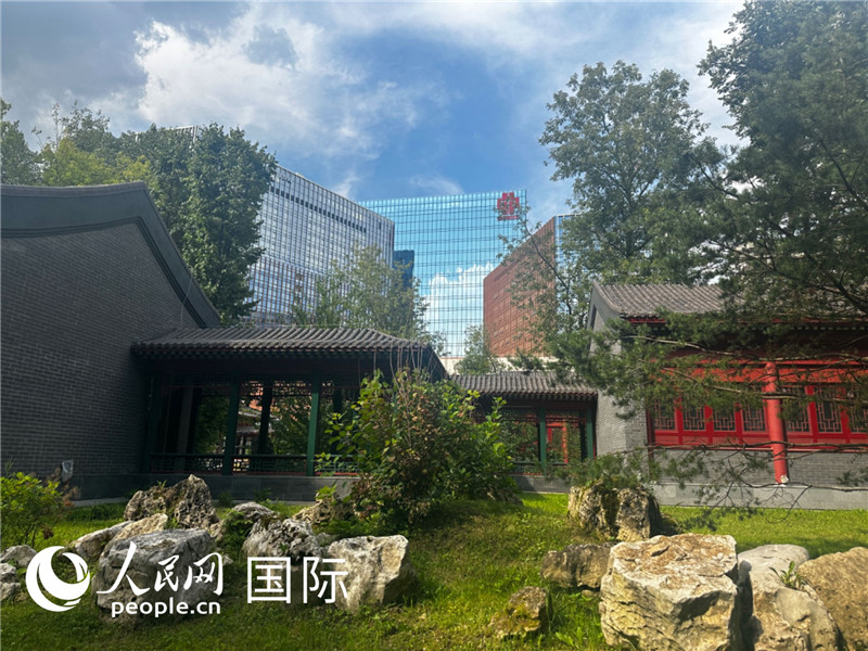 莫斯科中國貿(mào)易中心的中式園林“華銘園”一角。人民網(wǎng)記者 申佳平攝