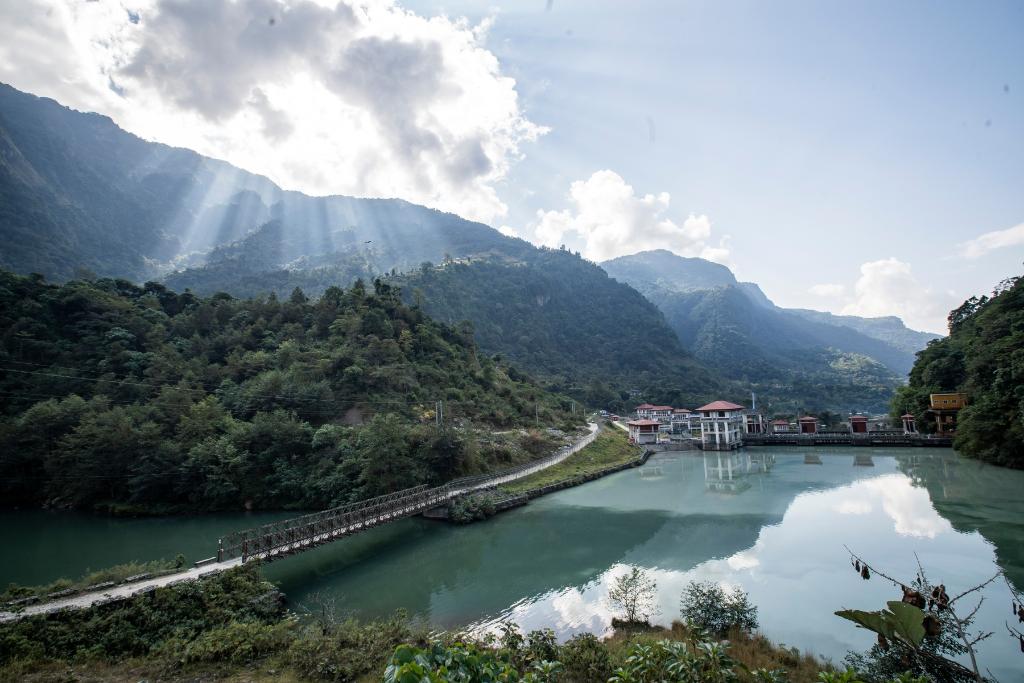 這是2022年11月8日拍攝的尼泊爾上馬相迪A水電站大壩。上馬相迪A水電站位于尼泊爾西部勒姆宗縣，2013年1月開(kāi)工建設(shè)，2017年1月1日投入商業(yè)運(yùn)營(yíng)。該水電站投入運(yùn)營(yíng)以來(lái)，極大緩解了尼泊爾電力緊缺局面。新華社發(fā)（哈里·馬哈爾詹 攝）
