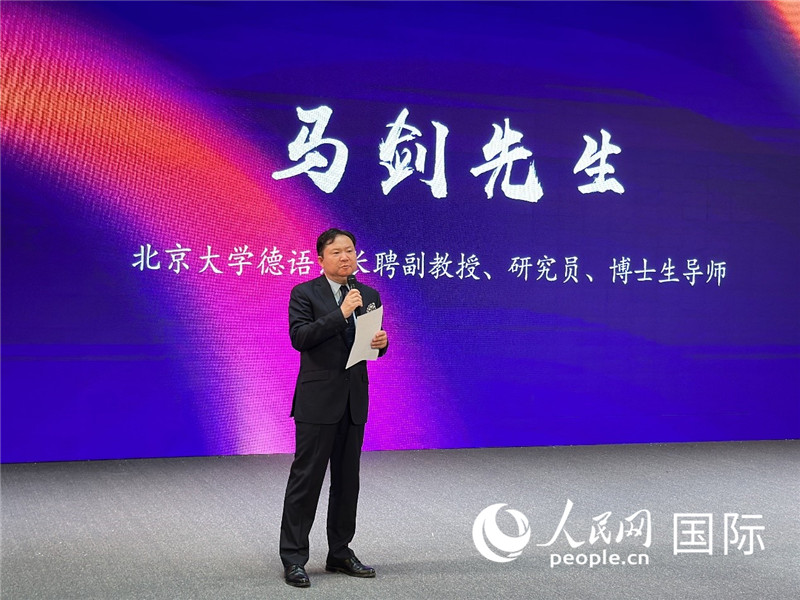 北京大學(xué)德語系長聘副教授馬劍點(diǎn)評學(xué)生表現(xiàn)。（攝影：張麗鷗）